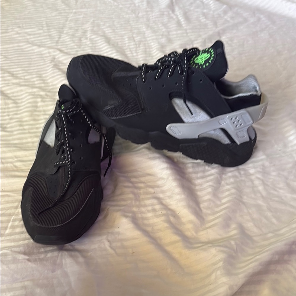 Nike Black and Silver Sneakers with Modern Sporty Design